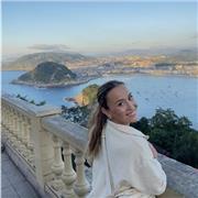 Mi nombre es Aitana. Soy maestra de Magisterio de Primaria